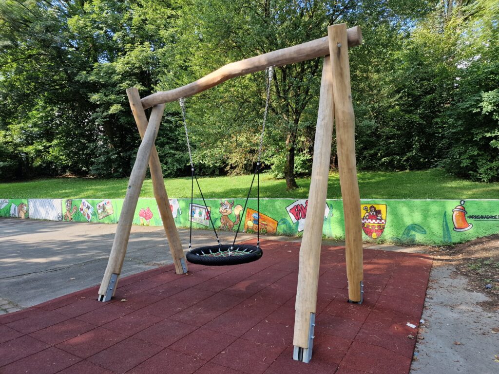 Die Schaukel ist fertig und kann benutzt werden
